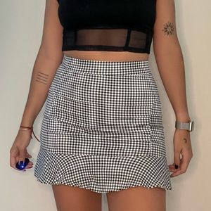 • Black & White Gingham Mini Skirt with Ruffle. Size Medium good condition
